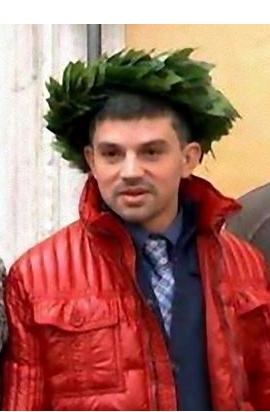 Fotografia di Pier Carlo Morello con la corona di alloro in testa al suo giorno della laurea