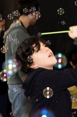 bambino gioca con le bolle
