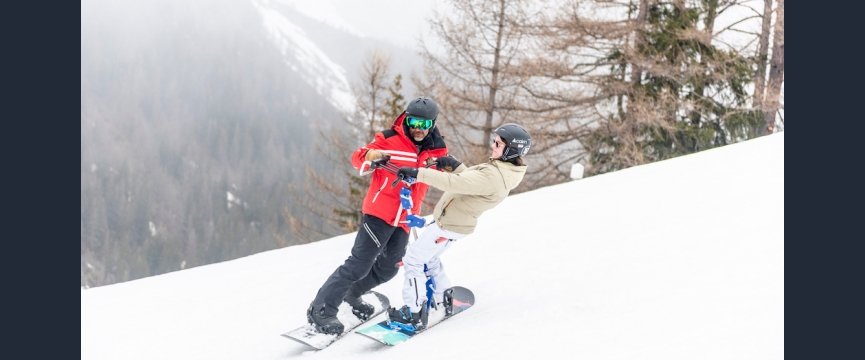 Alice Leccioli in snowboard insieme al maestro Andrea Borney
