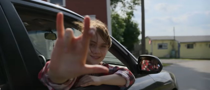 frame del film coda, con la protagonista che dal finestrino di una macchina segna "ti voglio bene" in lingua dei segni