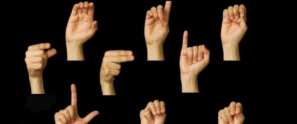 mani che segnano la lingua dei segni italiana
