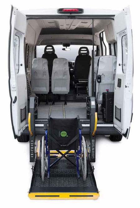 veicolo allestito con sollevatore disabili