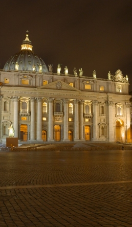 San Pietro: veduta, serale, leggermente laterale della facciata