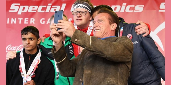 Schwarzenegger mentre si scatta un selfie con alcuni atleti special olympics