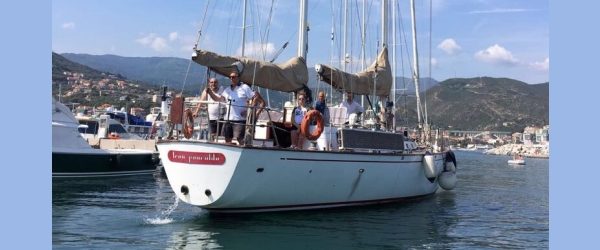 foto della Leon Pancaldo in mare con delle persone a bordo