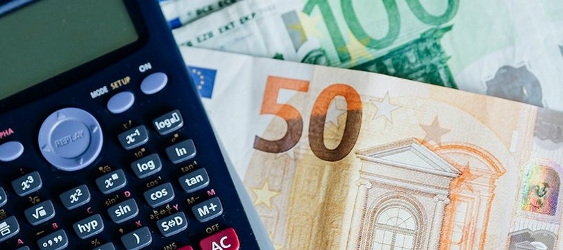 banconote di euro vicino a una calcolatrice