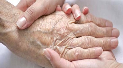 mani giovani che stringono mani anziane