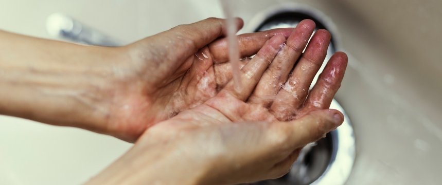 dettaglio di una persona che si  lava le mani