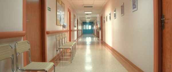 corridoio d'ospedale con sedie ai lati