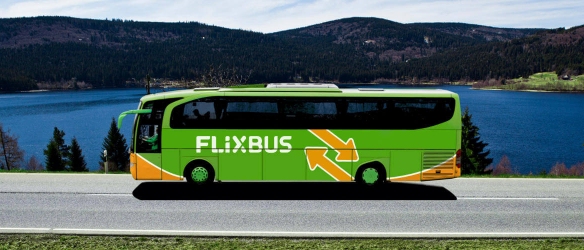 autobus flixbus su un panorama di lago e collina