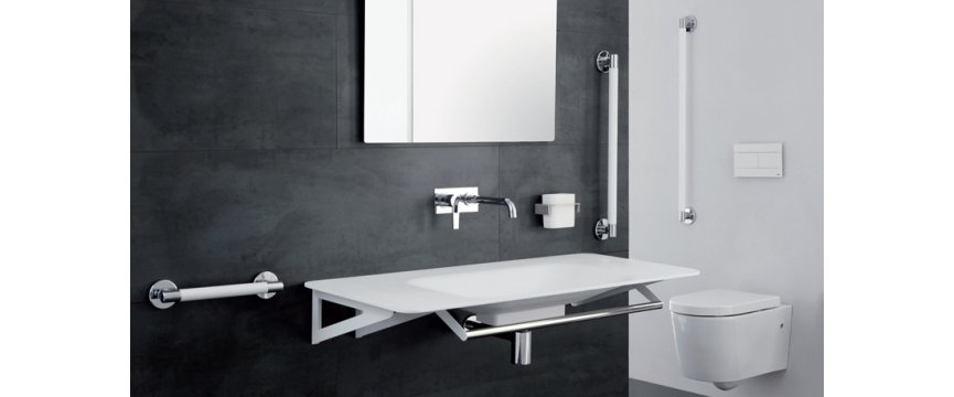 l'interno di un bagno con elementi di accessibilità di design