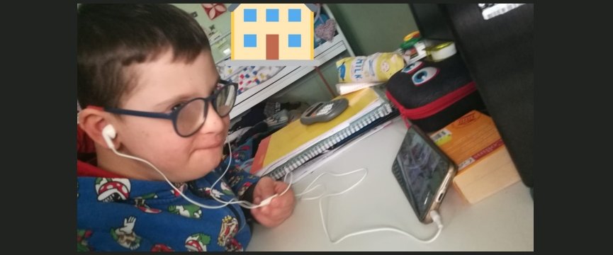 bambino sta facendo una videochiamata con un tablet