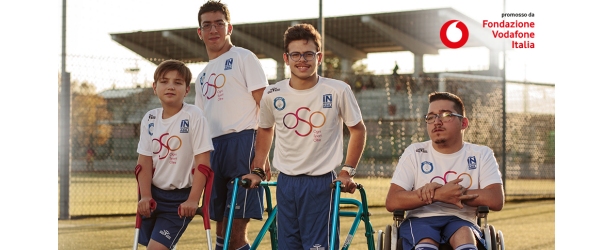 ragazzi con diverse disabilità su un campo di calcio