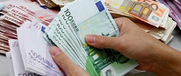 mani che sfogliano banconote da 500 e 100 euro
