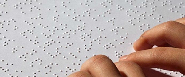 mani che leggono il braille
