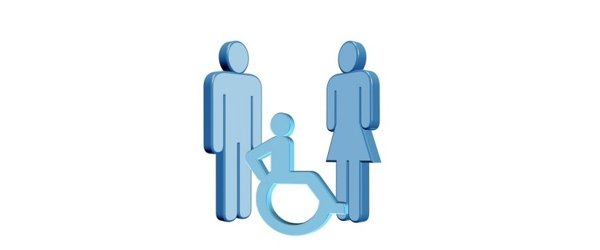 persona con disabilità in mezzo a due persone normodotate