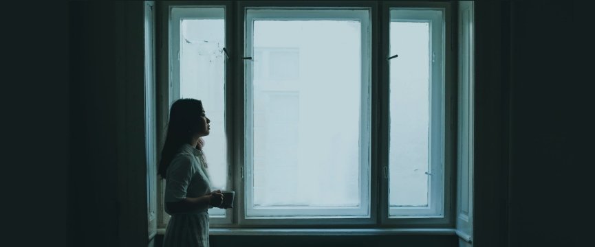 donna sola alla finestra