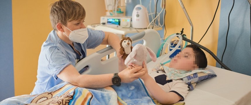 infermiera assiste un bambino ricoverato al centro nemo