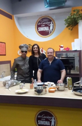 Chef Anthony in tv con il supporto visivo Fabio Del Buono e la conduttrice Simona Palaia