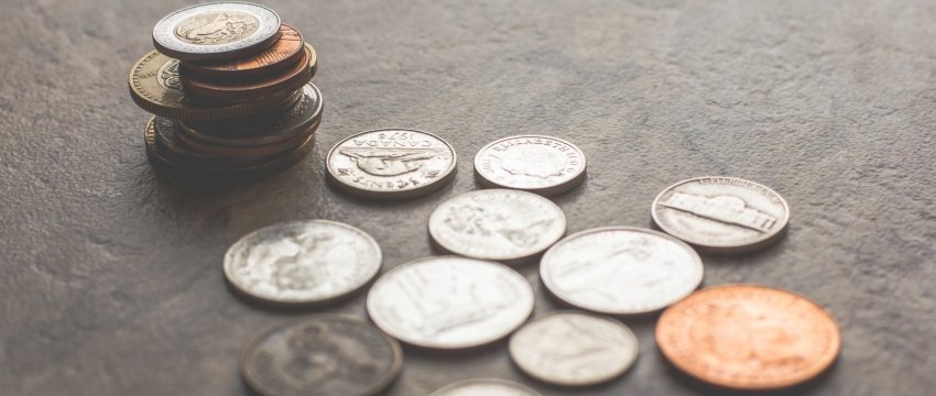 alcune monete su un tavolo