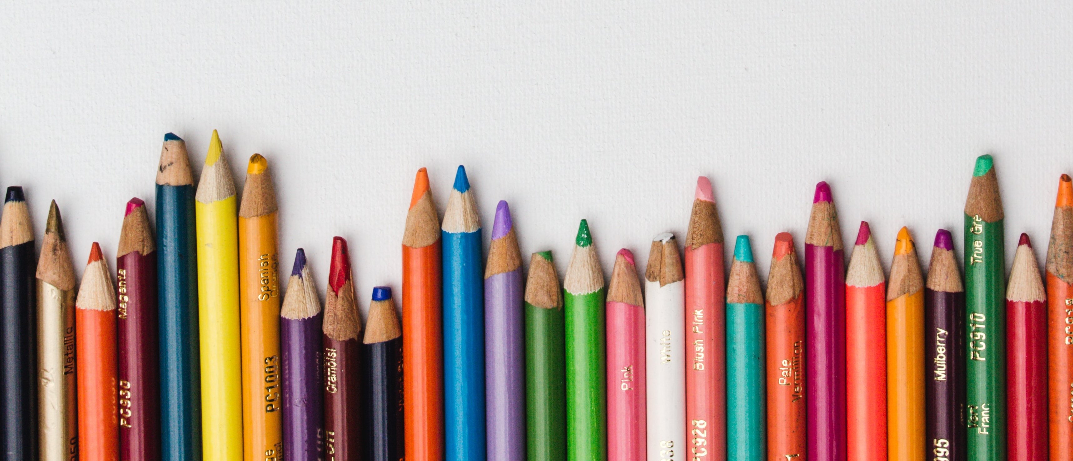 matite colorate in fila