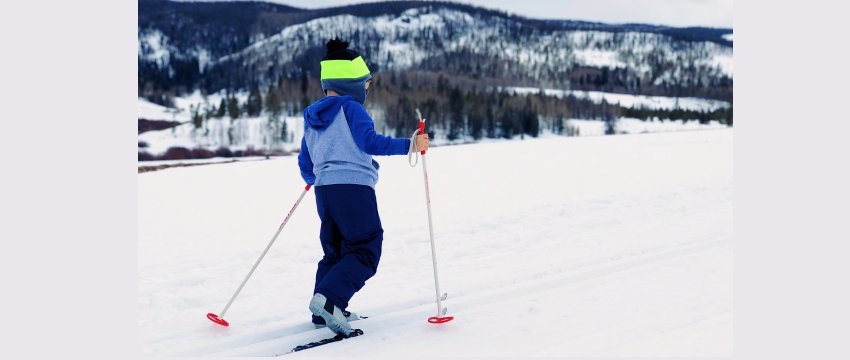 bambino sugli sci