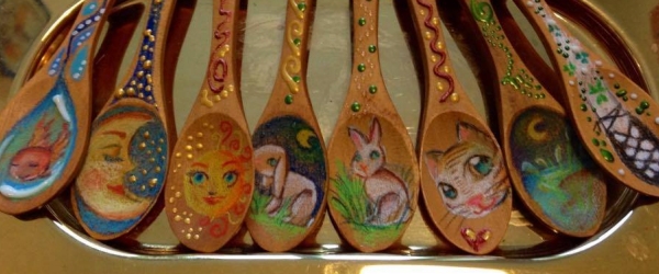 cucchiaini di legno dipinti a mano