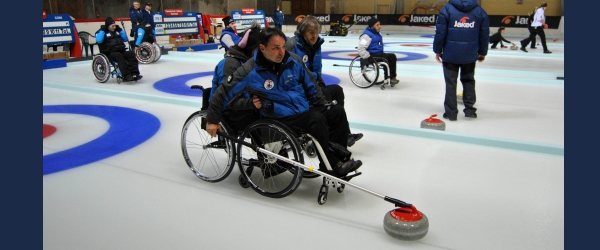 giocatore di curling in carrozzina 