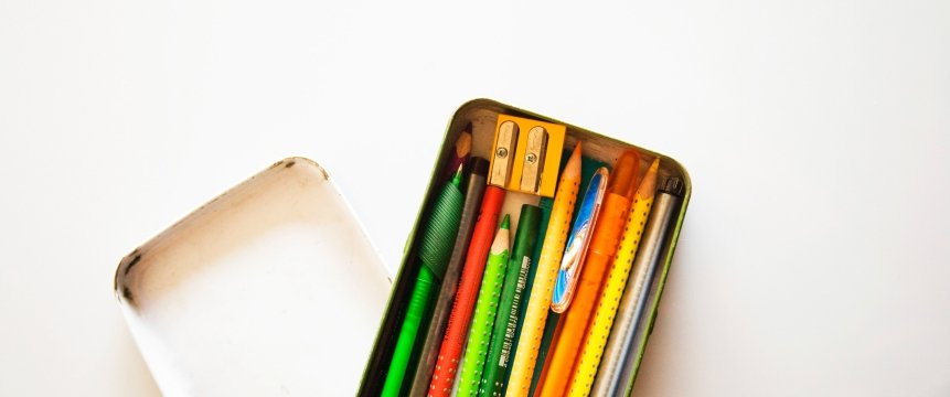 matite colorate in una scatola