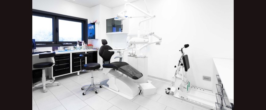 studio dentistico attrezzato con pedana per pazienti disabili che usano la carrozzina