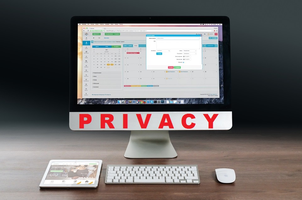 schermo e tastiera di un computer con scritta in rosso privacy 