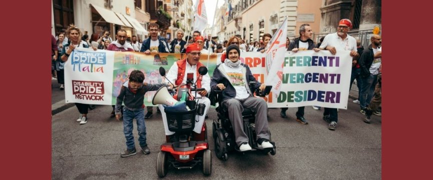la testa del corteo di manifestanti al corteso del precedente disability pride 