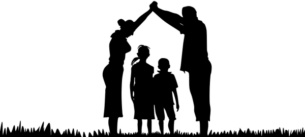 silhouette di una famiglia su un prato in cui i genitori sembrano proteggere i due figli