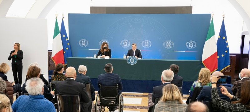 Mario Draghi e la ministra per le disabilità, Erika Stefani, nel corso della conferenza sulla disabilità 