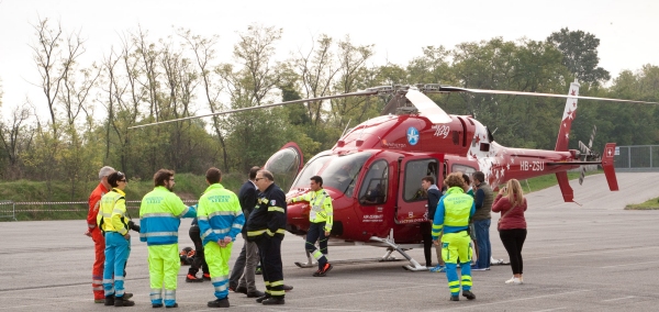 elicottero e volontari per il soccorso 