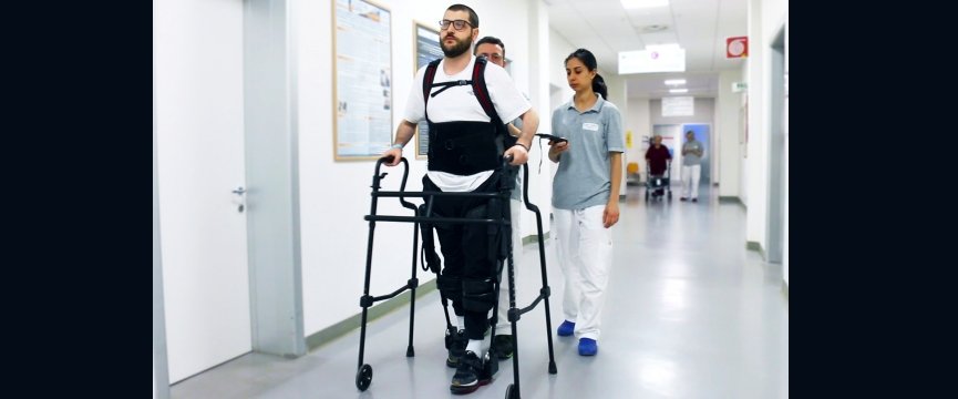 uomo fa riabilitazione indossando un esoscheletro