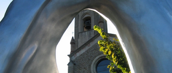 scorcio di una chiesa da un arco di pietra naturale: misterioso e suggestivo