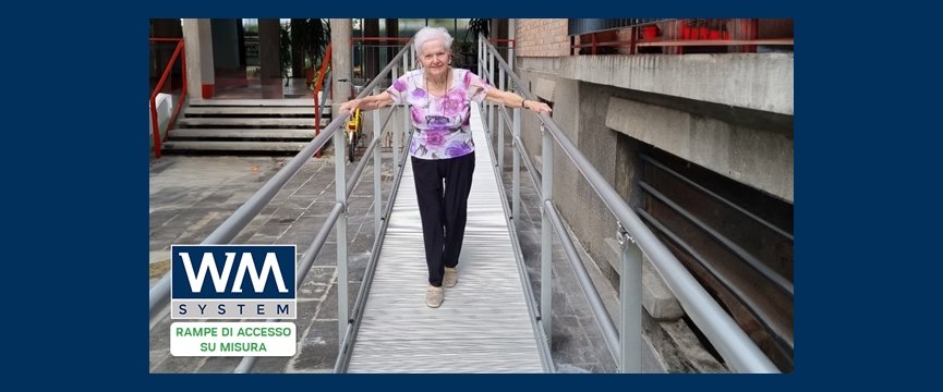 signora anziana cammina su una rampa per accesso disabili