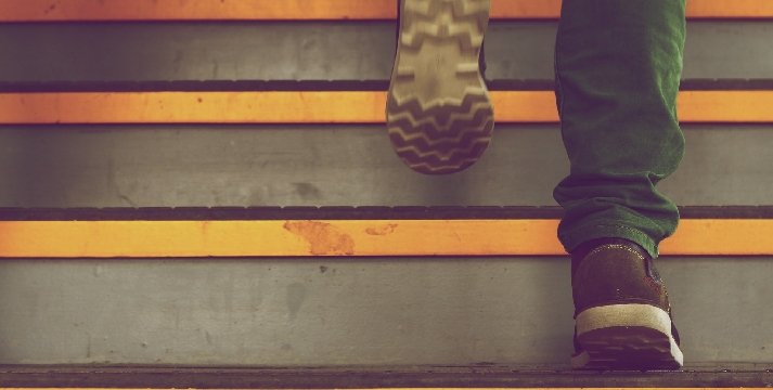 dettaglio delle scarpe da ginnastica di un ragazzo che sta salendo le scale