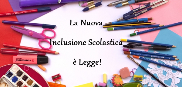 immagine di penne, matite colorate, pennarelli e oggetti scolastici che circondano il titolo dell'articolo