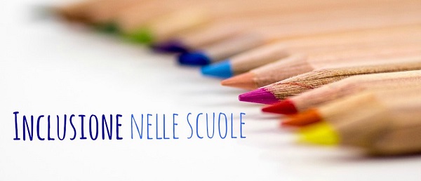 matite colorate su sfondo bianco con la scritta: inclusione nelle scuole