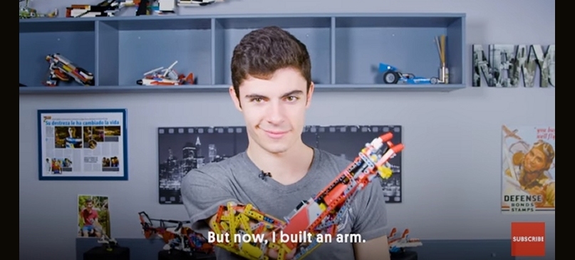 ragazzo con braccio bionico costruito con i Lego