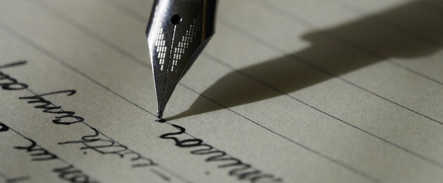 dettaglio della punta di una penna stilografica su un foglio scritto
