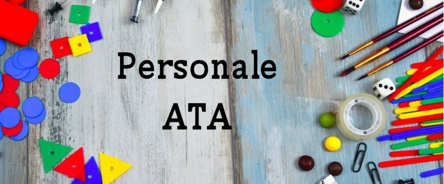tavolo con intorno oggetti scolastici e in mezzo la scritta: Personale ATA