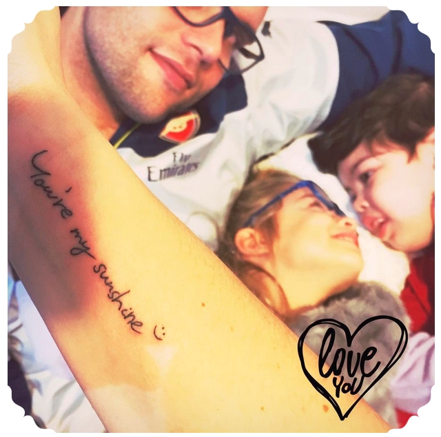 foto del marito e dei figli di sara, autrice del blog "mammainconverse", e dettaglio del tatuaggio sul braccio si lei in cui si legge "you're my sunshine"