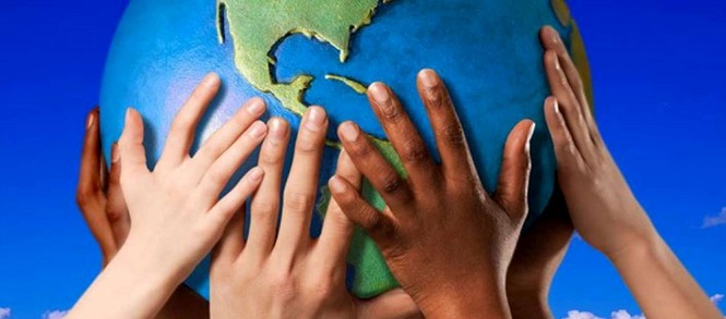 mani di bambini che toccano il mondo