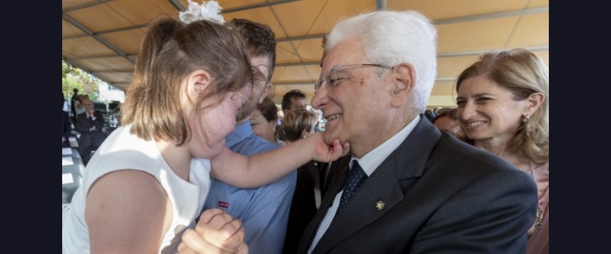 il Presidente Mattarella saluta una bambina con sindrome di Down 