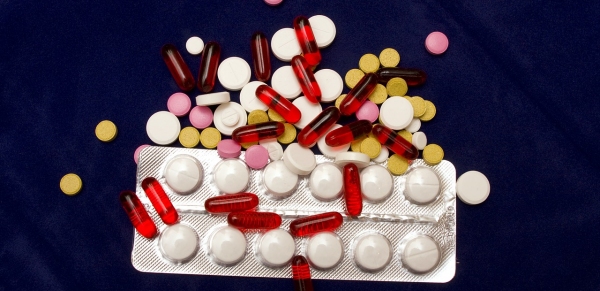 mucchietto di pillole di varie forme e colori