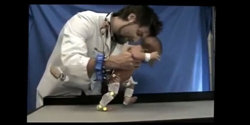medico fa camminare un neonato 