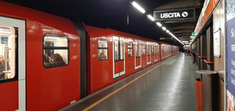 banchina di metropolitana con un treno